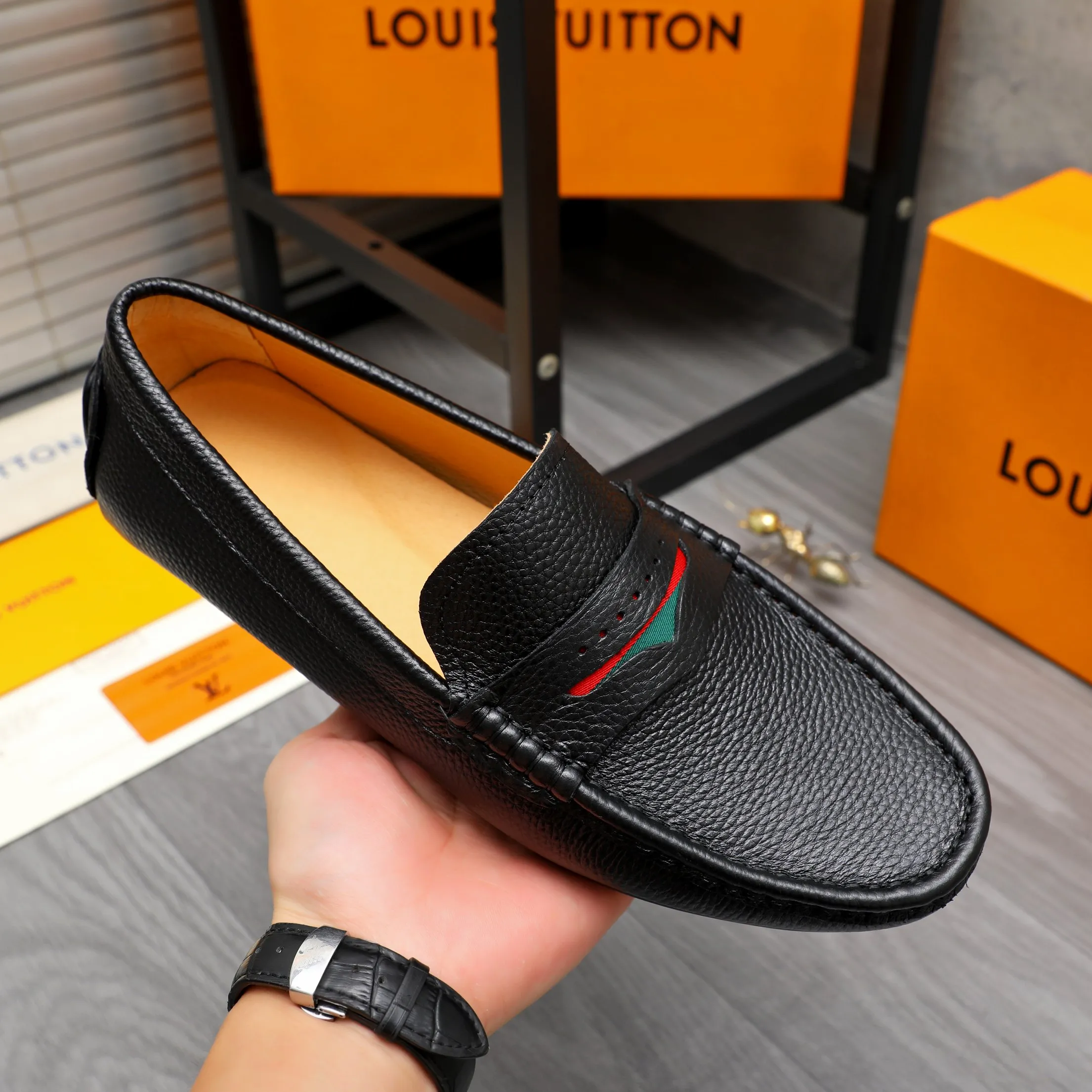 Men's shoes 💰360 Product trademark: LV "Louis Vuitton" casual slip-on men's shoes Regular size: 38-45 Product material: Selected pebbled cowhide upper, pigskin lining, rubber outsole